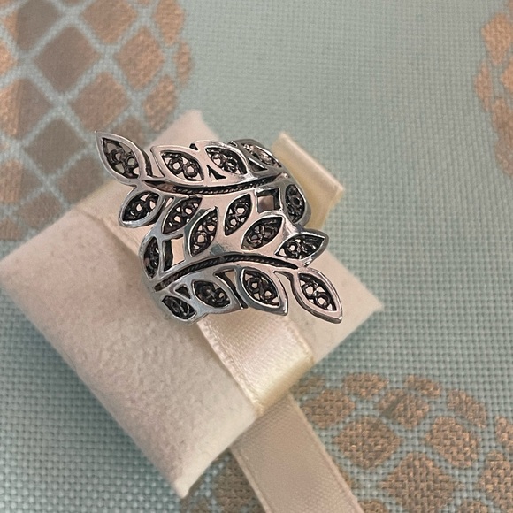 Sterling silver leaf ring statement piece - Picture 3 of 4